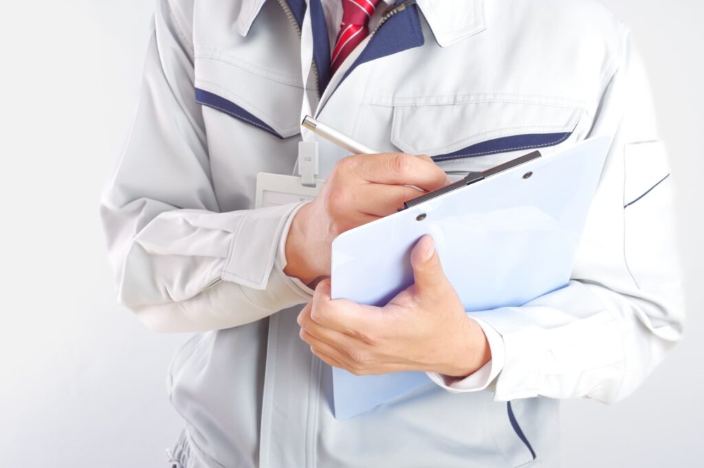 現地調査をする人の画像