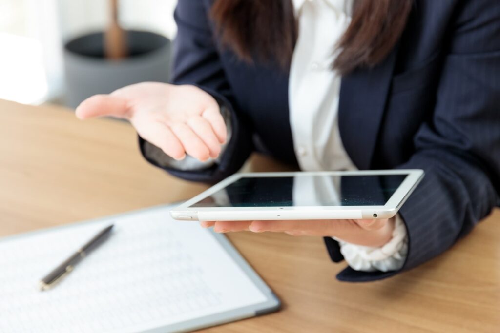 見積を提案する女性の画像